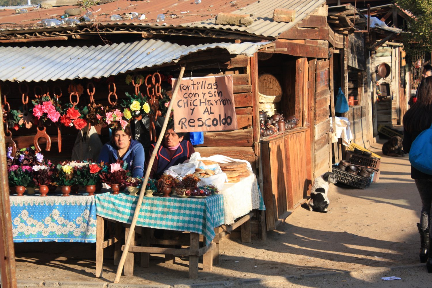 Pomaire's street selling handicraft and pottery